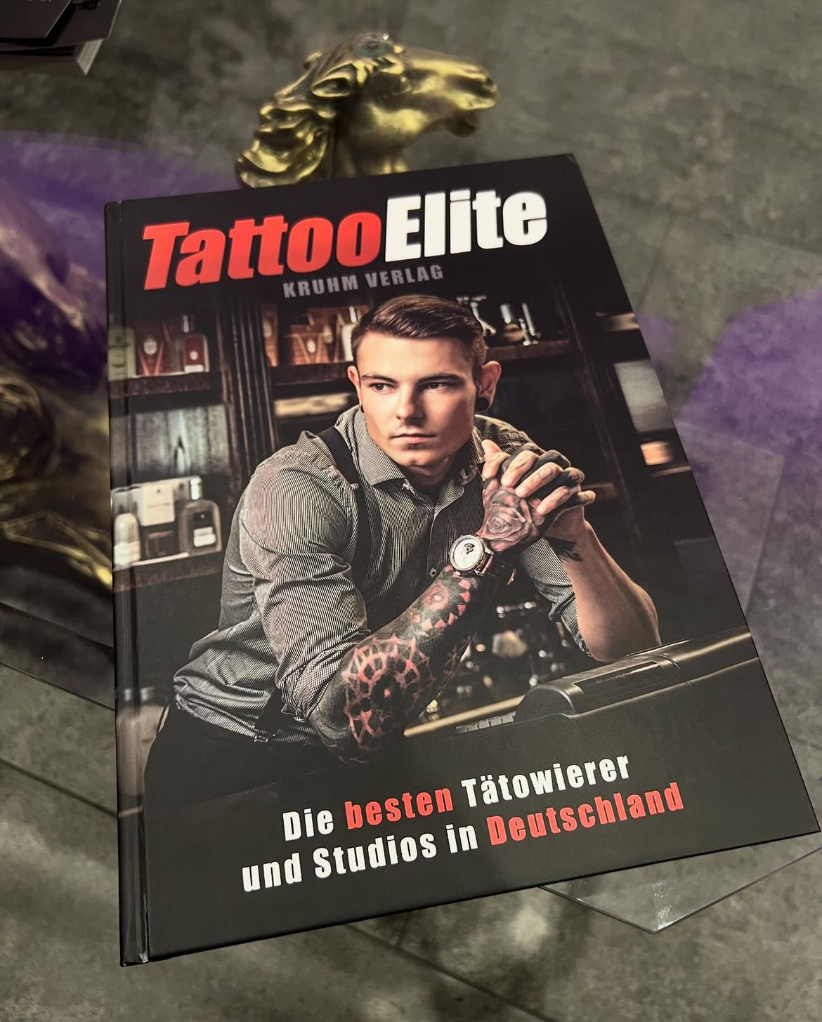 Das Buch Tattoo Elite das die besten Tätowierer und Studios in Deutschland auszeichnet.