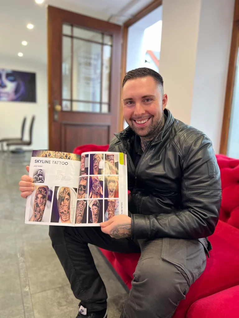 Foto von Inkvestor mit Zeitung, die seine Tattoos zeigt