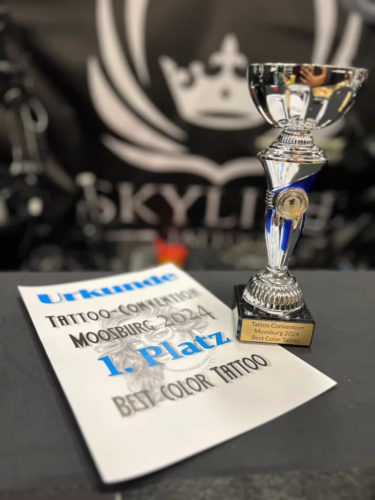 Foto des Pokals und der Urkunde für den ersten Platz