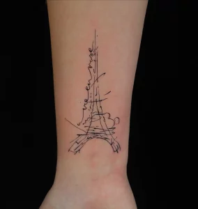 Eiffelturm-Tattoo im Fineline-Stil