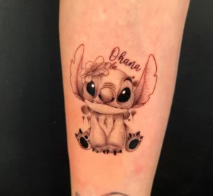 Stitch-Tattoo im Fineline-Stil