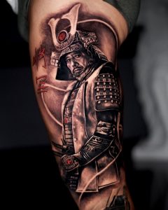 Realistisches Tattoo, das einen asiatischen/japanischen Krieger mit roten Details darstellt.