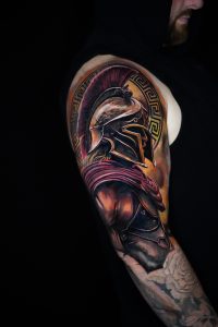 Tätowierung, die einen Krieger im Profil mit Helm darstellt, in den Farben Violett und Gelb