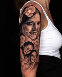 Porträt-Tätowierung, die eine Frau und darunter zwei kleine Mädchen darstellt.