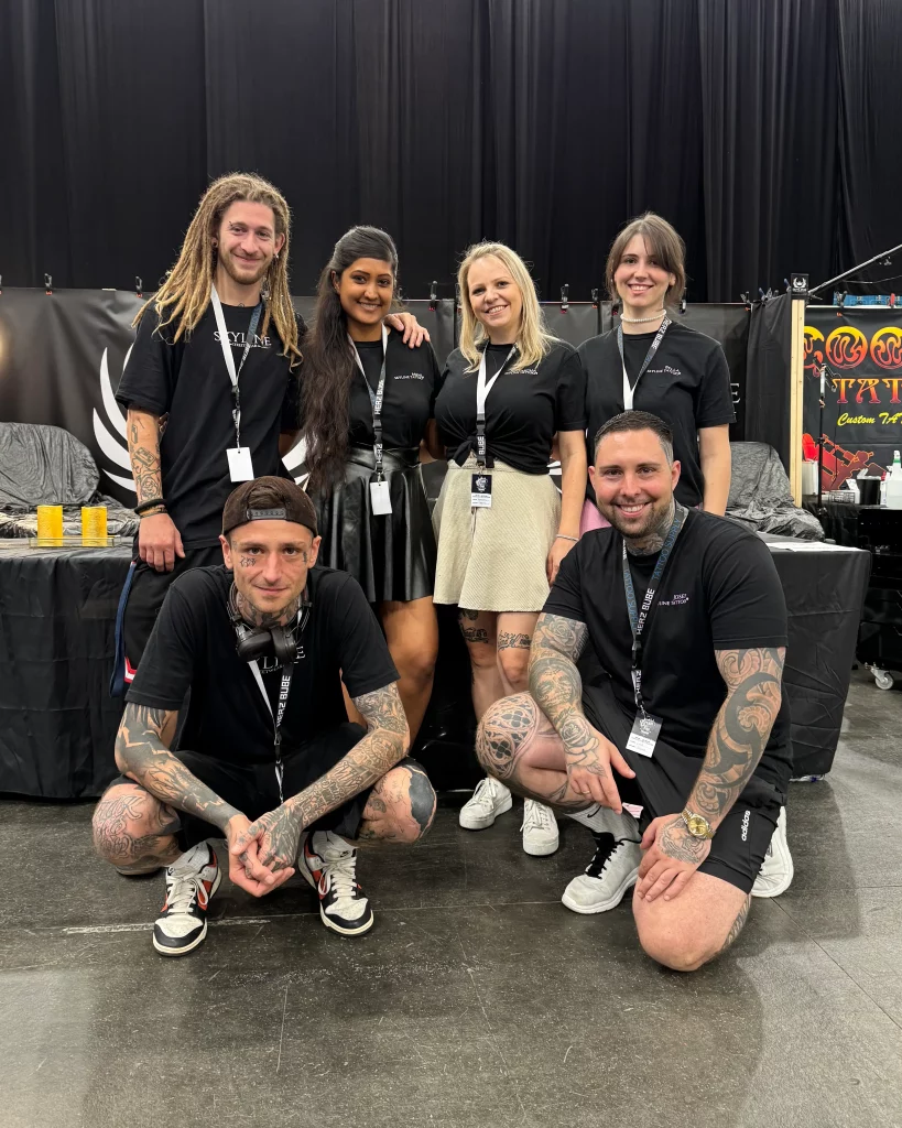 Das Team von Skyline Tattoo auf einer Convention