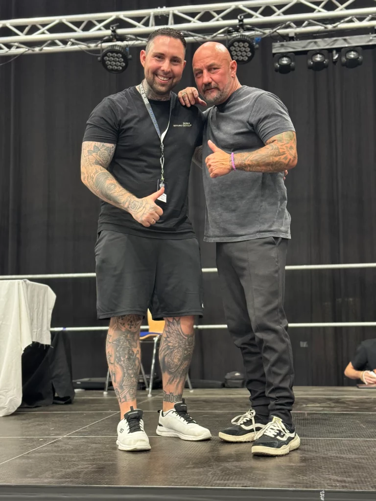 Der Besitzer von Skyline Tattoo links im Bild mit dem Schauspieler Daniel Krause auf einer Convention