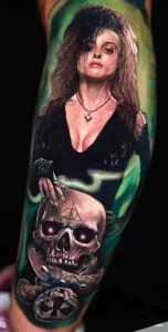 Tattoo von Bellatrix mit einem Totenkopf und eine Schlange
