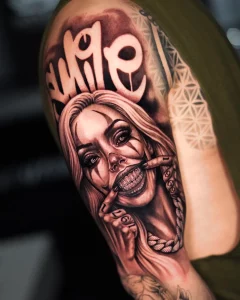 Realistic Black and Grey Oberarm Tattoo Frau Portrait Smile Schriftzug Josef Skoric Skyline Tattoo Bayern echtes Kundenprojekt