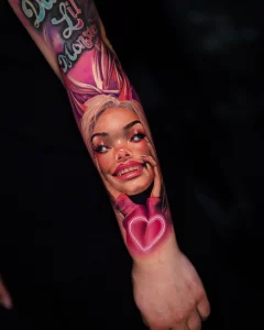 Realismus Unterarm Tattoo Frau Portrait in Farbe mit Herz gestochen von Josef Skoric Ingolstadt Pfaffenhofen