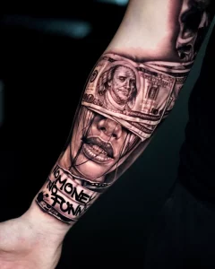 Realistic Black and Grey Unterarm Tattoo Frau Chicano Money Schriftzug Josef Skoric Skyline Tattoo Bayern echtes Kundenprojekt