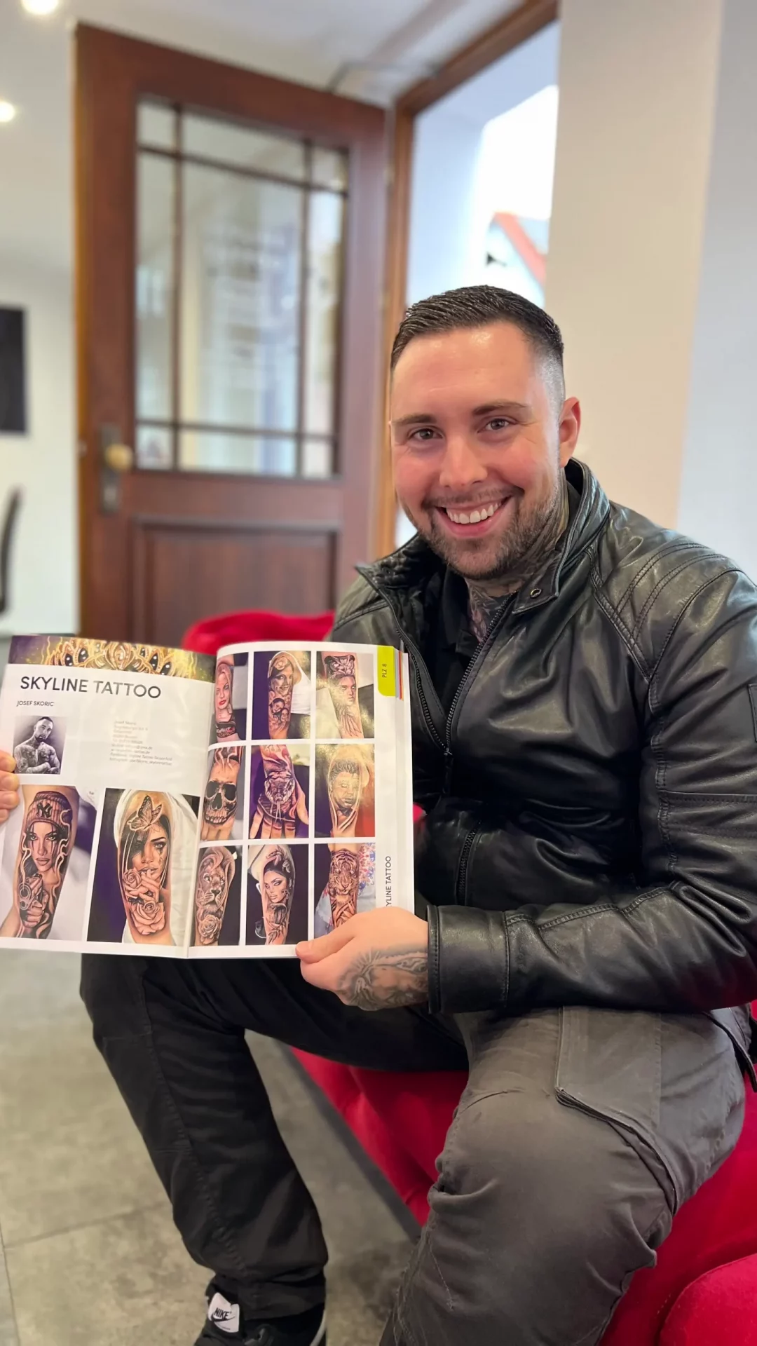 Foto von Inkvestor mit Zeitung, die seine Tattoos zeigt