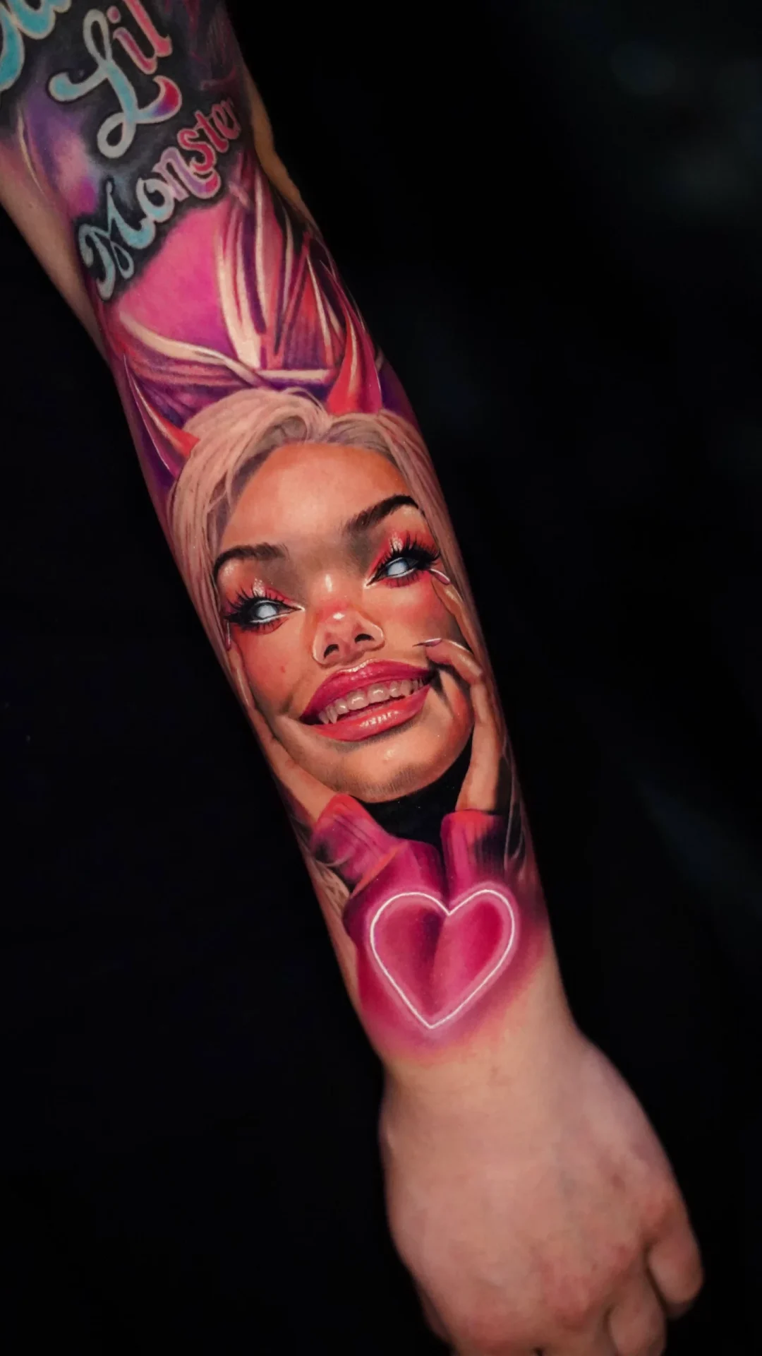 Realismus Unterarm Tattoo Frau Portrait in Farbe mit Herz gestochen von Josef Skoric Ingolstadt Pfaffenhofen