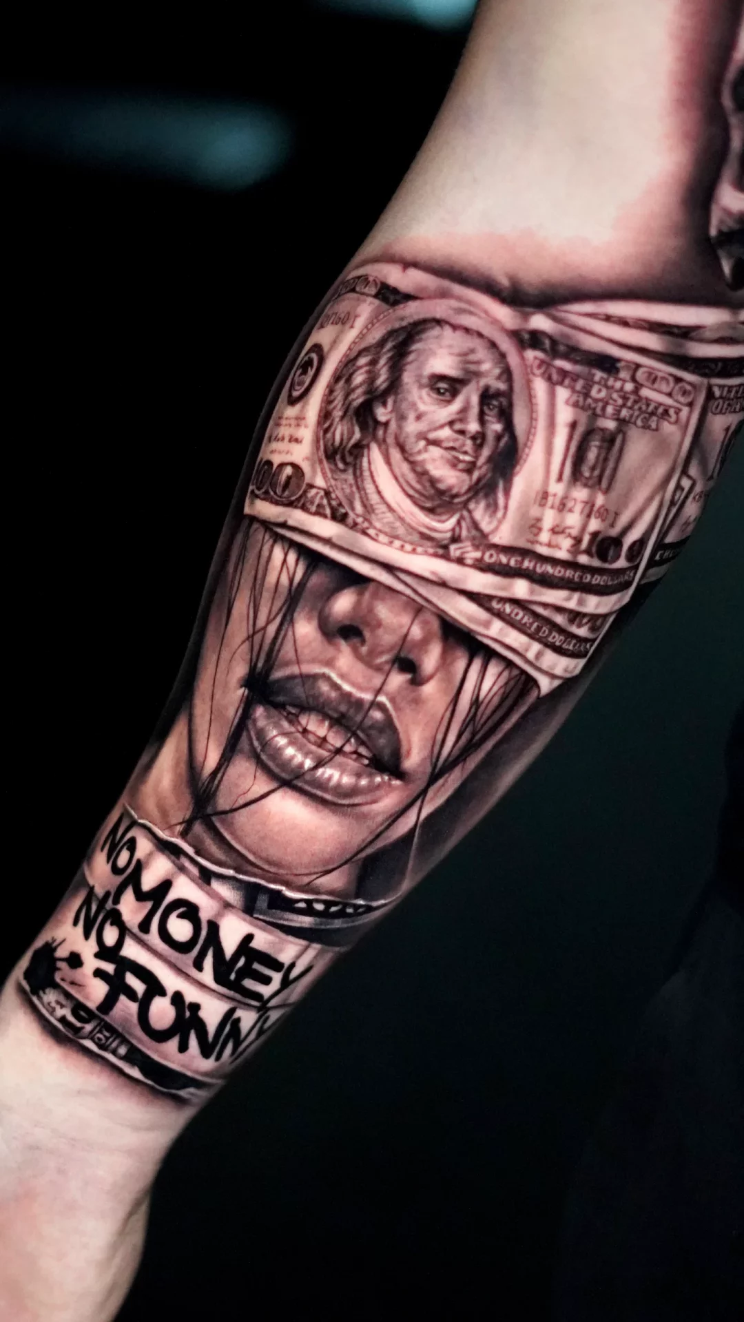 Realistic Black and Grey Unterarm Tattoo Frau Chicano Money Schriftzug Josef Skoric Skyline Tattoo Bayern echtes Kundenprojekt