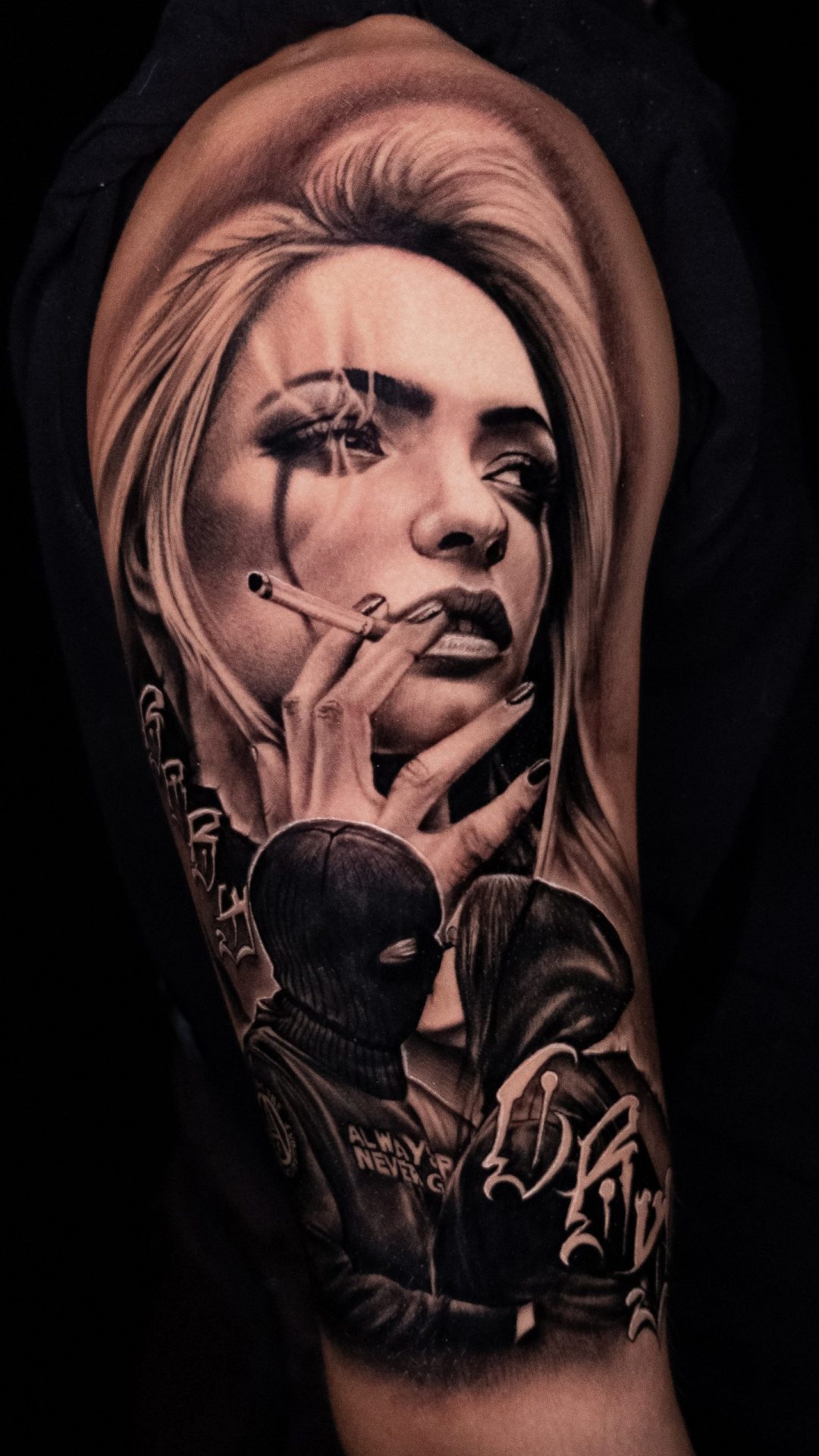 Hochrealistisches Unterarm Tattoo einer rauchenden Frau in Schwarzgrau mit emotionaler Lovestory-Komposition und feinsten Schattierungen – detailreiche Portrait Tätowierung gestochen bei Skyline Tattoo in Bayern, nahe Ingolstadt und München, echtes Kundenprojekt
