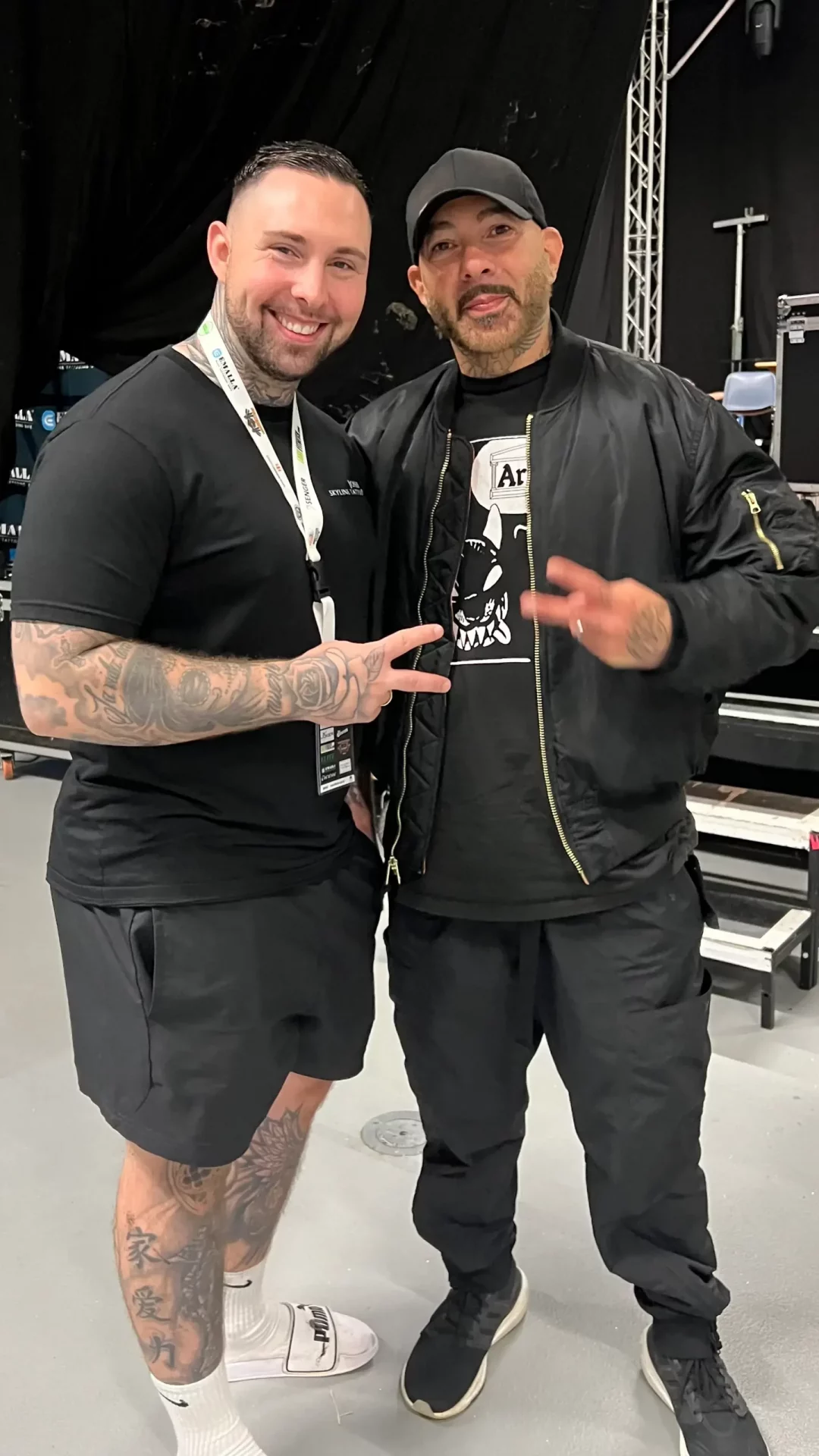 Der Besitzer von Skyline Tattoo links im Bild mit dem Rapper Azad auf einer Convention