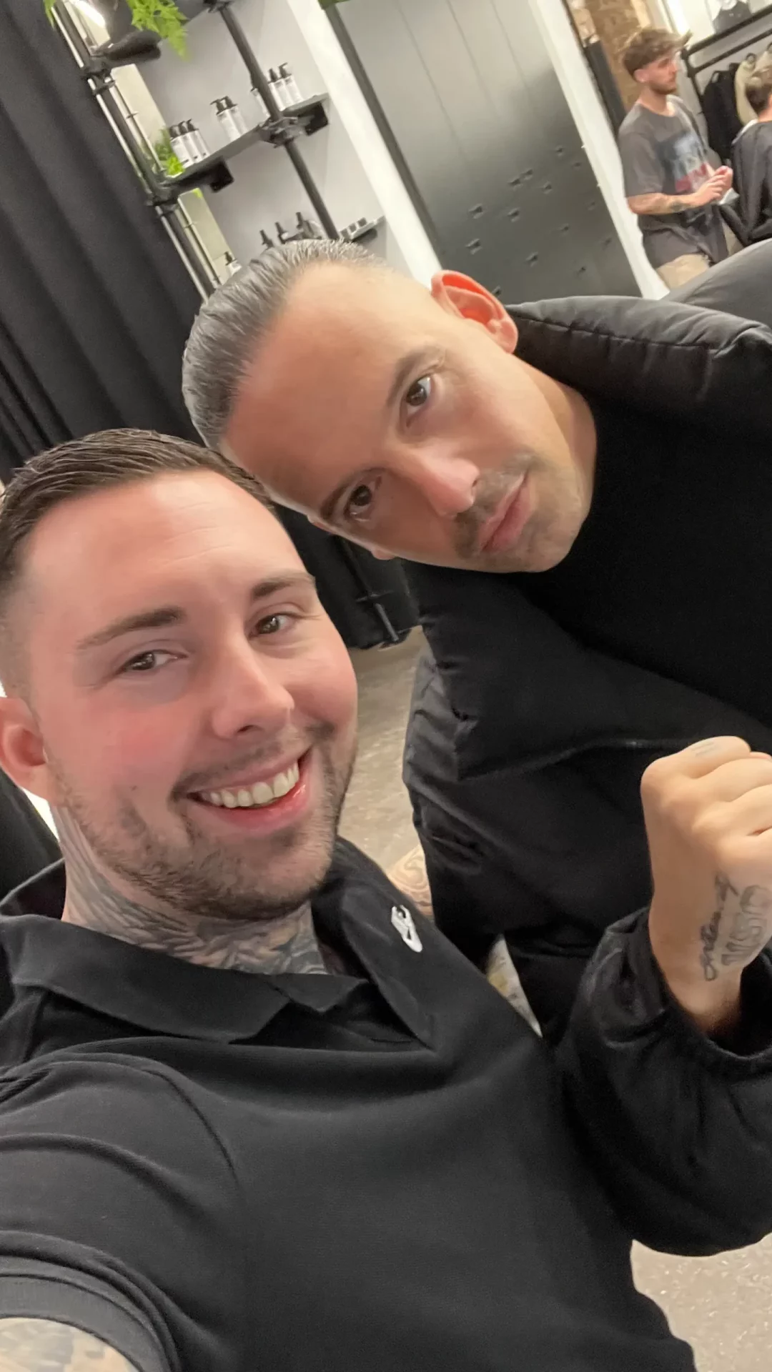 Der Besitzer von Skyline Tattoo posiert mit dem Rapper Raf Camora.