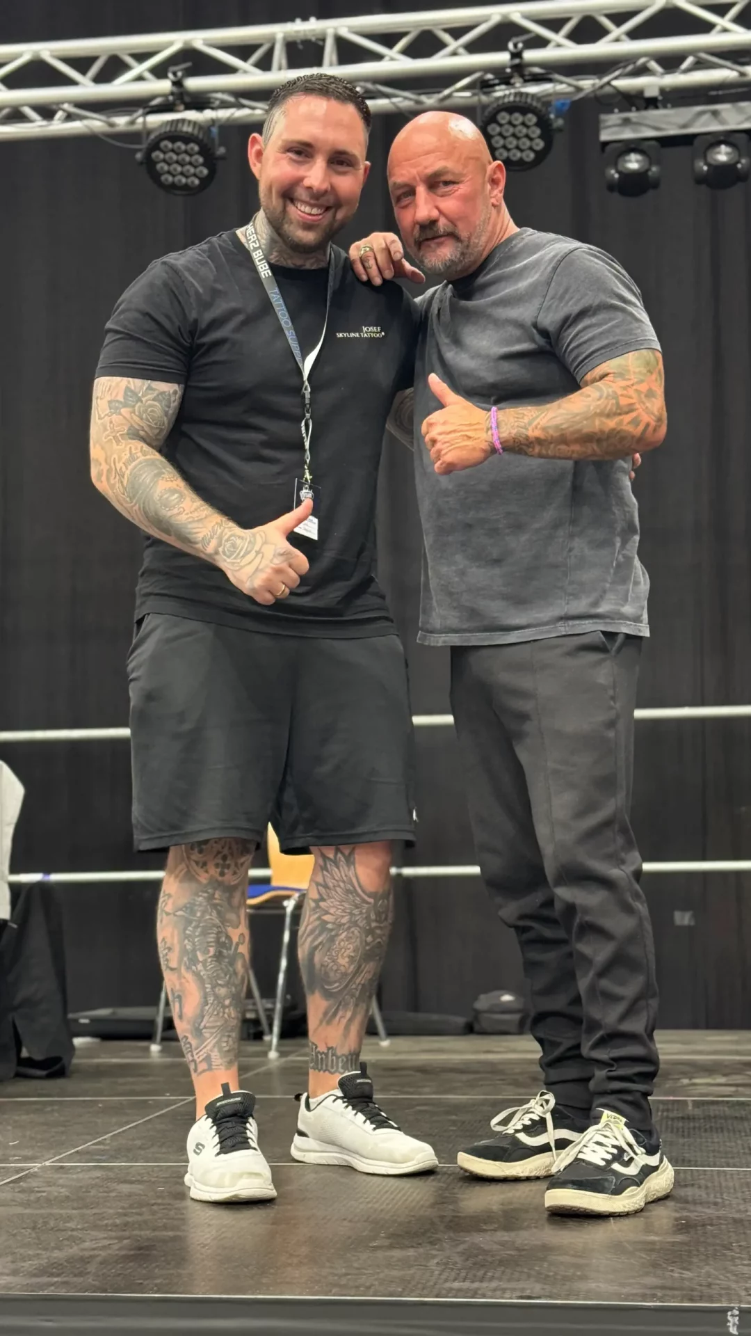 Der Besitzer von Skyline Tattoo links im Bild mit dem Schauspieler Daniel Krause auf einer Convention