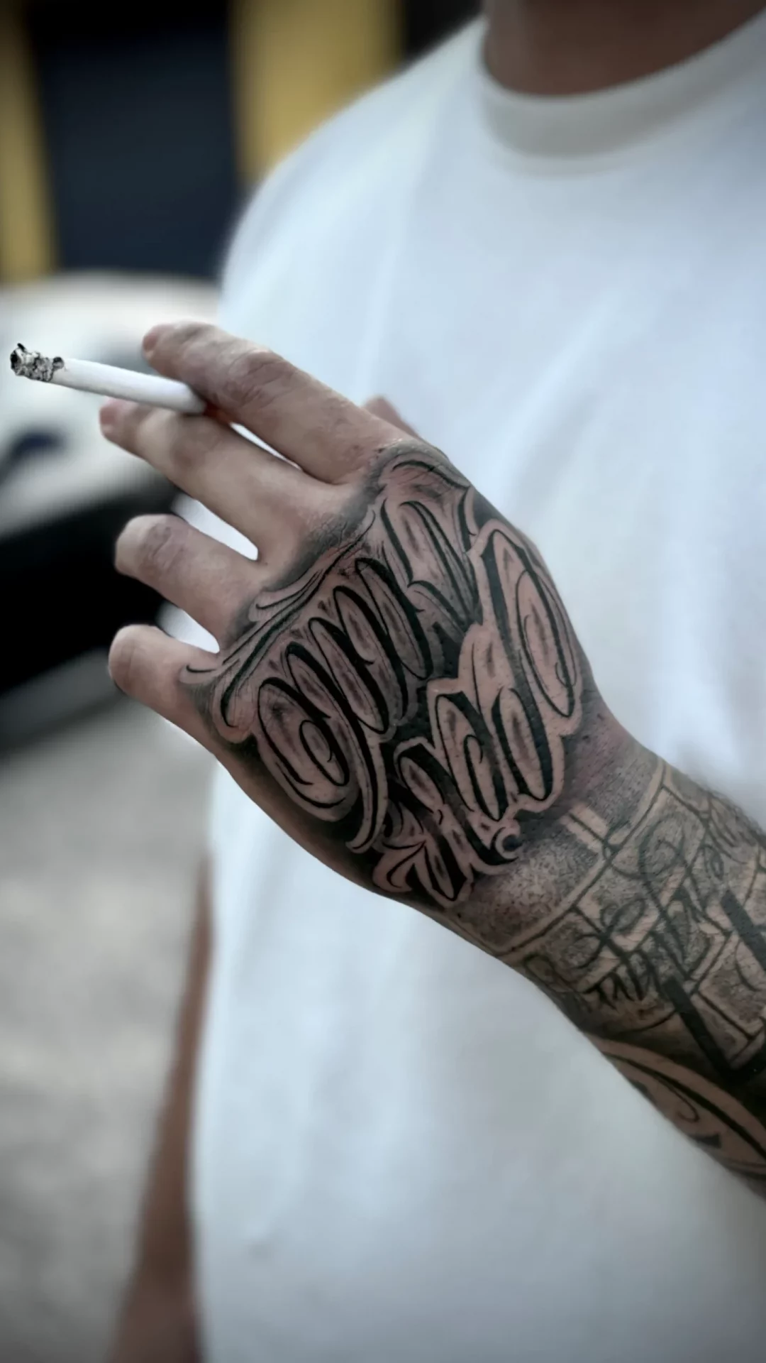 Ornamentales Tattoo mit Schriftzug