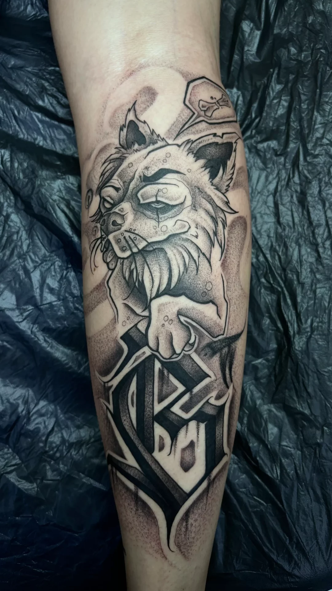 Ornamentales Tattoo mit Schriftzug und mit einem Hund
